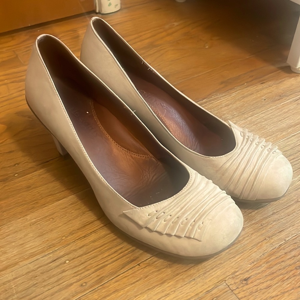 Gentle Souls by Kenneth Cole O Joy Ribbed Toe Pumps sz 9